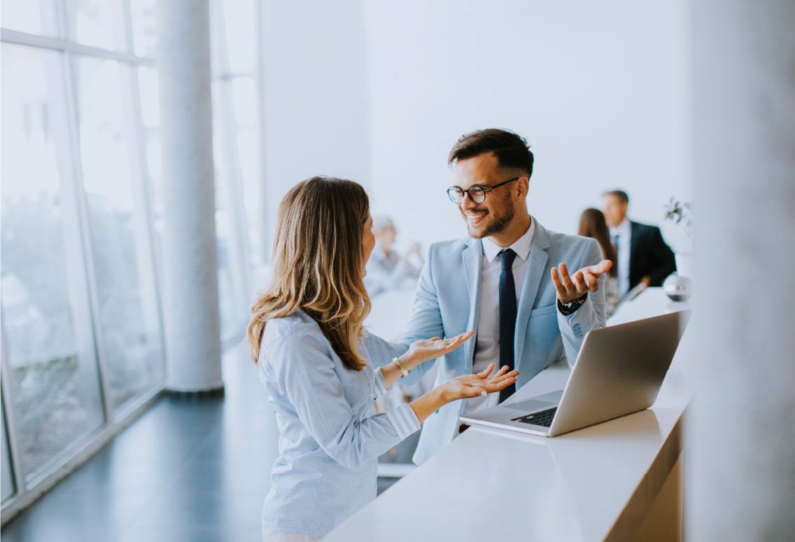 Dos personas hablan sobre negocios